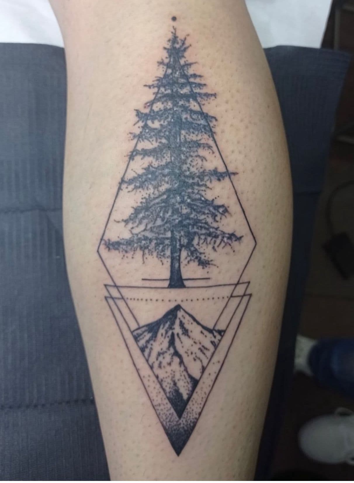 Tatuaje de una serpiente y una daga